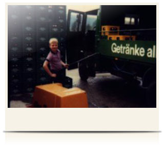 Herr Egerer als Kind beim LKW waschen
